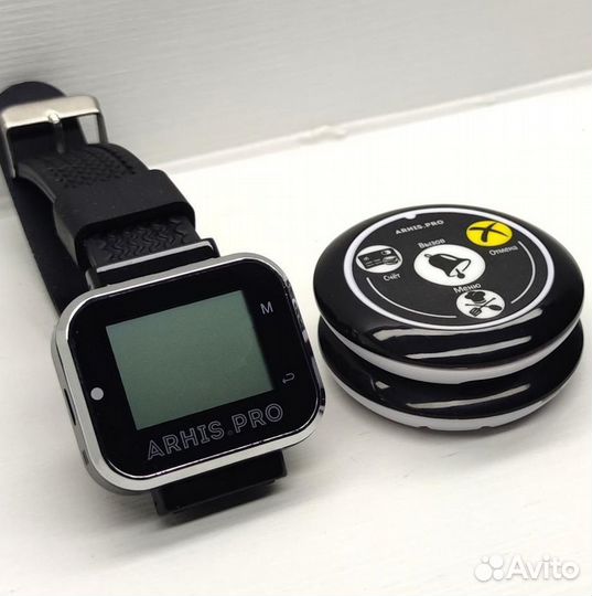 Кнопка вызова персонала кафе и часы официанта