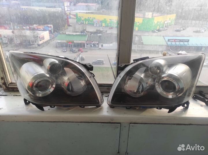 Фары передние на Toyota Avensis 2
