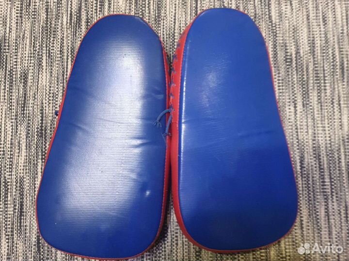 Боксерские перчатки и щетки