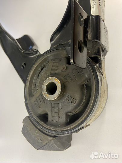 Подушка двигателя задняя toyota