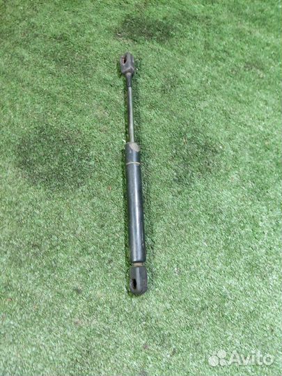 Амортизатор крышки багажника Volkswagen Passat B5