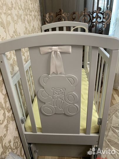 Детская кроватка с маятником и ящиком + матрас