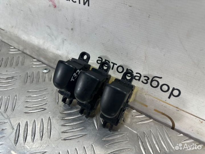 Кнопка стеклоподъемника Nissan X-Trail T32 2.0