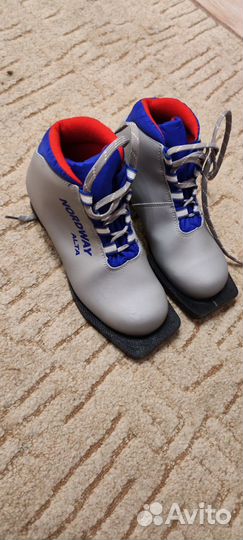 Продам детские беговые лыжи с ботинками