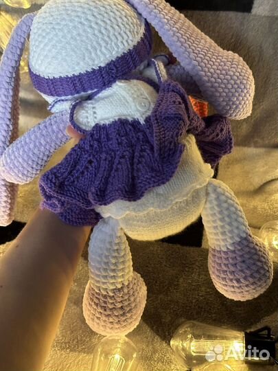 Вязаная игрушка зайка