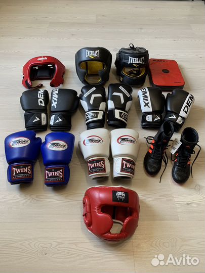 Боксерские перчатки и амуниция