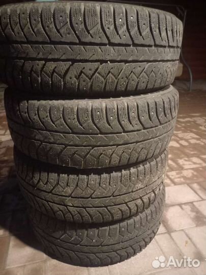 Bridgestone Ice Cruiser 7000 215/60 R17