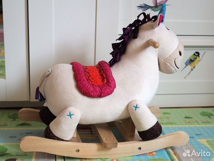 Цокает копытами лошадка-качалка Дилли-Долли