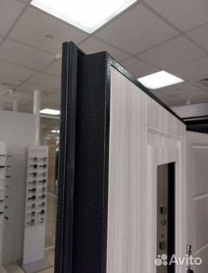 Входная дверь с зеркалом