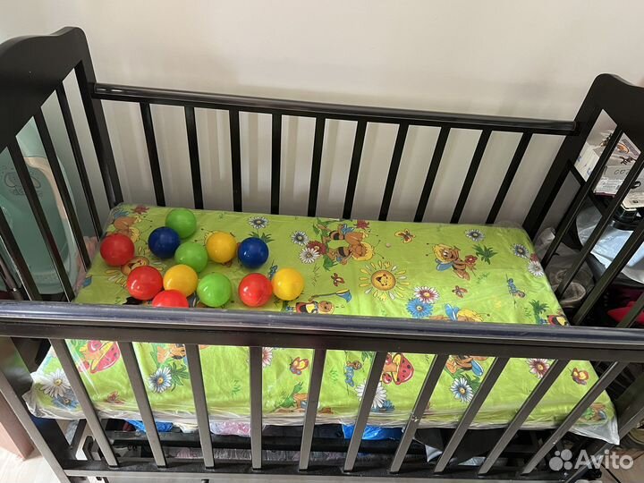 Детская кроватка с маятником и ящиком