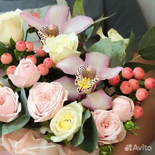 Коробка с орхидеями и розами