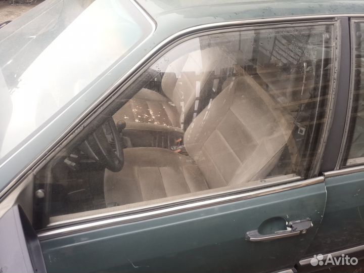 Стекло переднее левое Audi 100 C3