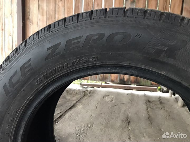 Pirelli Ice Zero FR 215/65 R17 103T