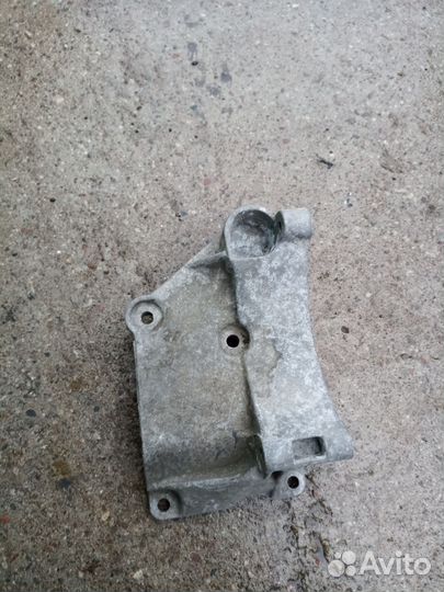 Volkswagen Golf 3 кронштейн крепления генератора