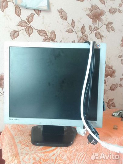 VGA Монитор 4:3 1024x768 со шнурами