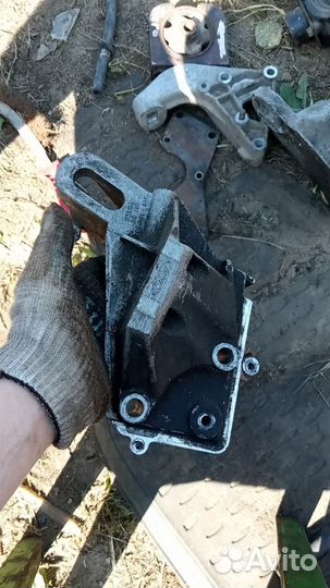 Кронштейн двигателя правый Ford Fusion Fiesta 1.6