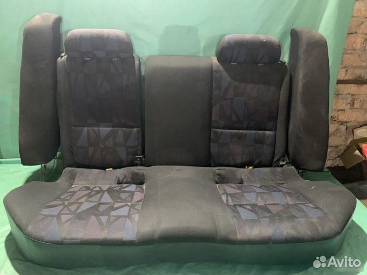 Сидение заднее Mitsubishi Carisma