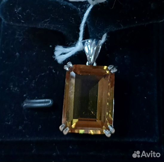 Султанит в серебре кулон