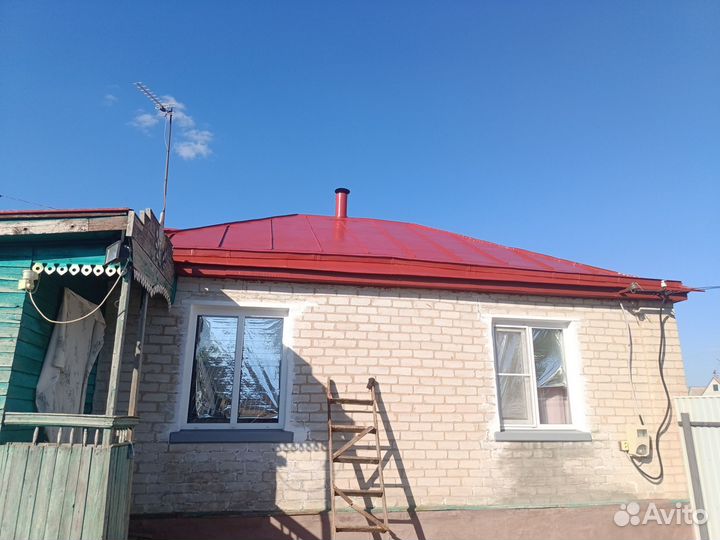 Покраска крыши дома