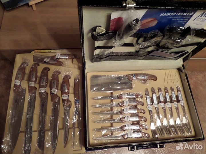 Набор кухонных ножей и вилок