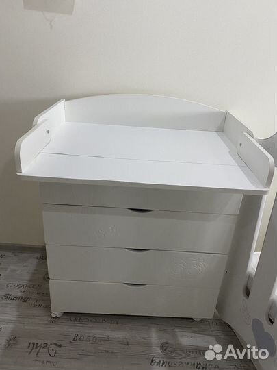 Детская кроватка и комод