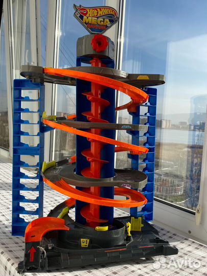 Hot wheels мега гараж
