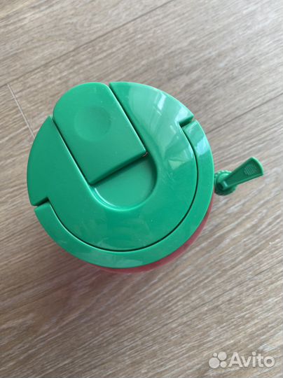 Бутылка с краном и 4 стакана