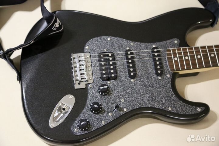 Электрогитара в комплекте с комбоусилителем