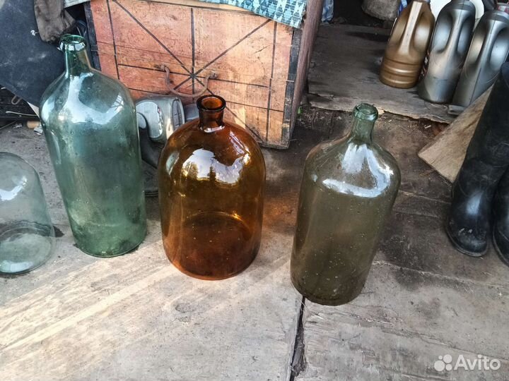 Стеклянные бутыли и четверти