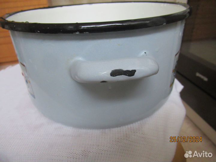 Эмалированные кастрюли и тазик