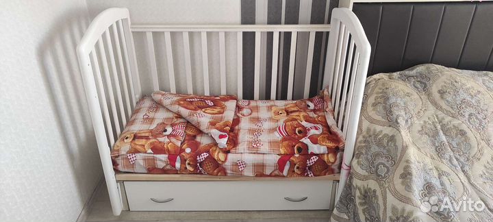 Детская кроватка с маятником и ящиком