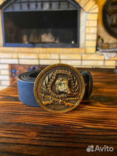 Ремень с большой пряжкой