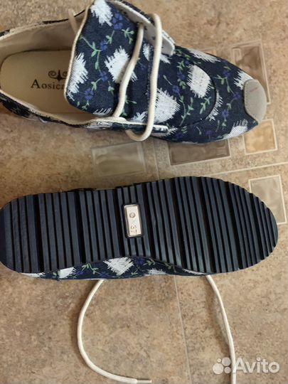 Кроссовки женские