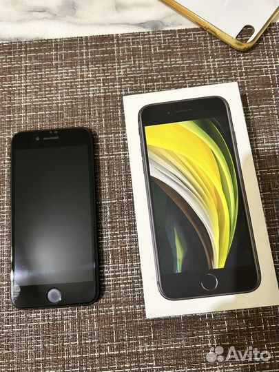 iPhone SE, 64 ГБ