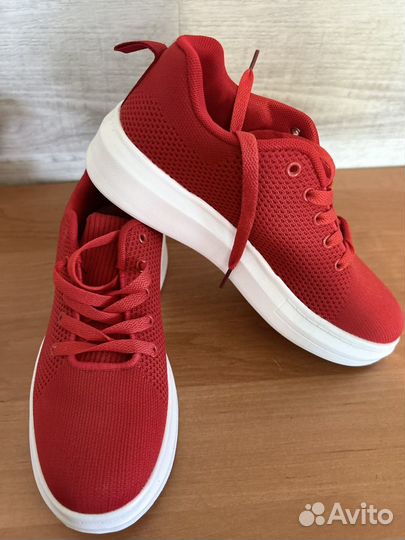 Кроссовки женские