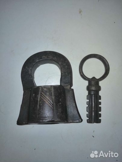 Навесной замок старинный