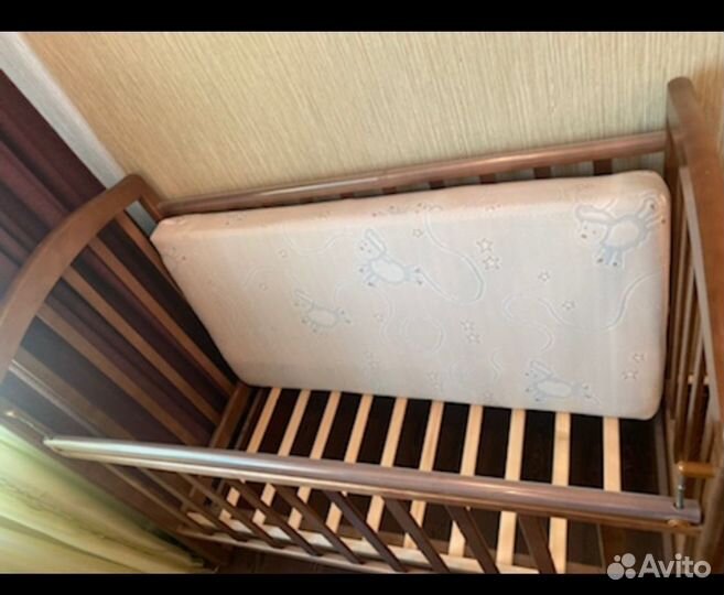 Детская кроватка с маятником