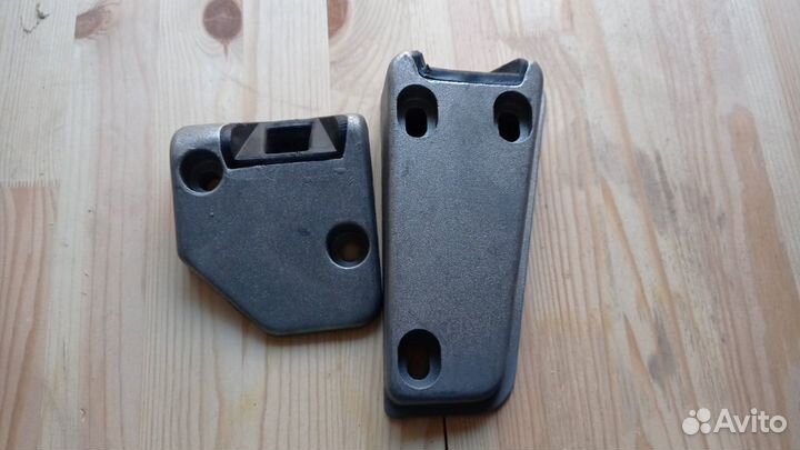 Накладка запирающего механизма распашной двери