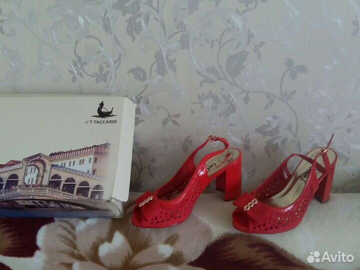 Продаются босоножки