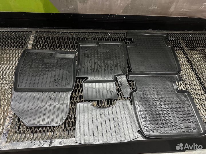 Резиновый коврик бу на мазду 6