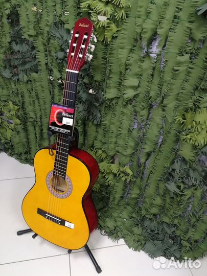 Гитара с комплектом запасных струн