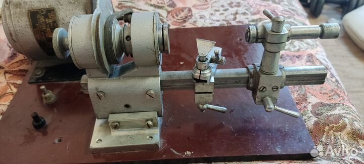 Часовой токарный станок