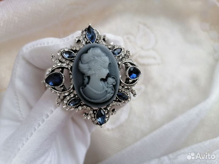 Брошь камея с синими камнями