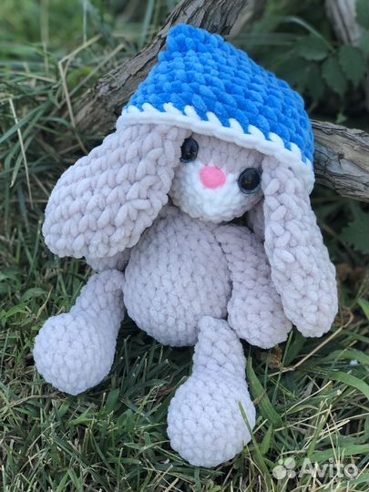 Мягкие вызаные игрушки зайки из плюшевой пряжи