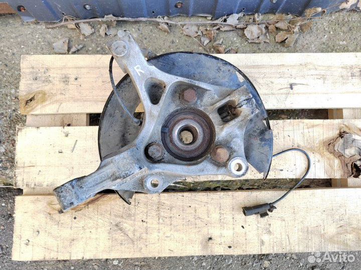 Поворотный кулак передний правый Opel Astra J