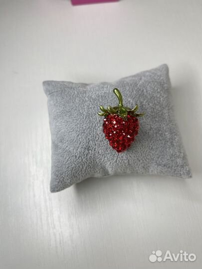 Брошь Клубника