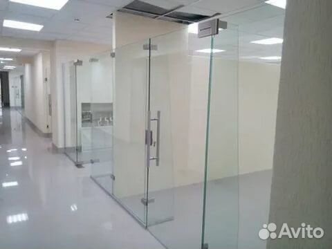 Стеклянные двери и перегородки