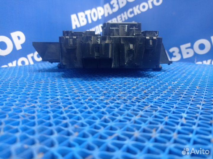 Блок предохранителей Ford Explorer внедорожник KX