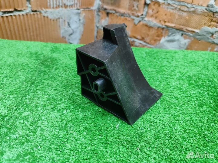 Кронштейн заднего ремня левый Passat B6