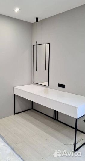 Зеркало в металлической раме с подсветкой